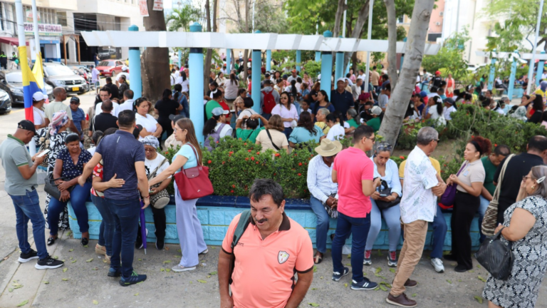 Avanza el paro educativo en la ciudad de Riohacha: este lunes los docentes realizaron plantón a las afueras de la alcaldía