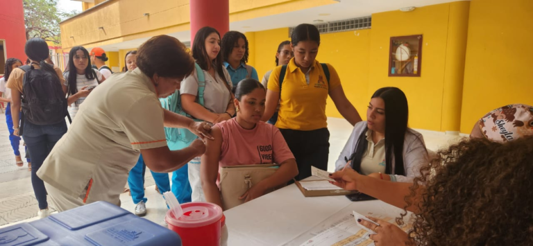 Universidad de La Guajira intensifica jornadas de vacunación contra la fiebre amarilla en toda su comunidad educativa