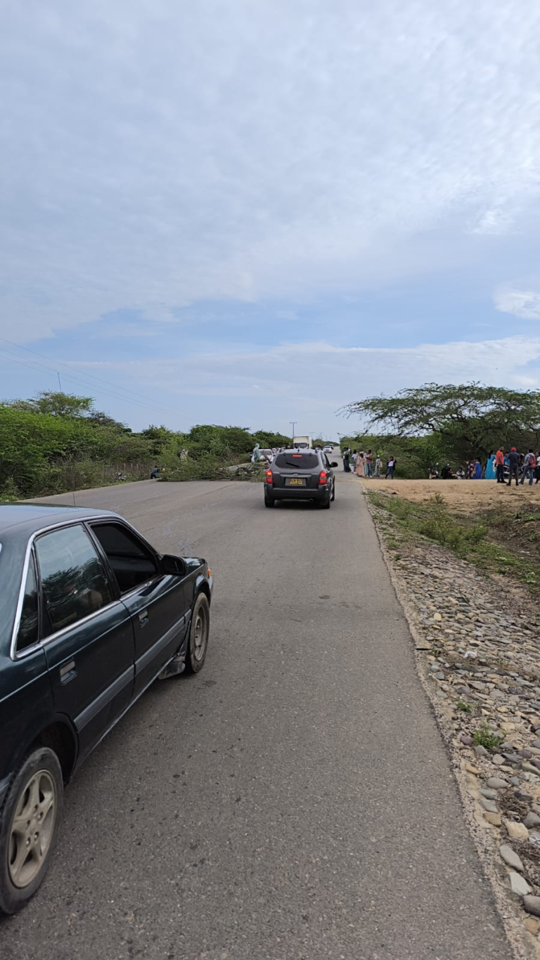 Bloqueo en vía de Riohacha afectó tránsito de vehículos de docentes y transporte escolar