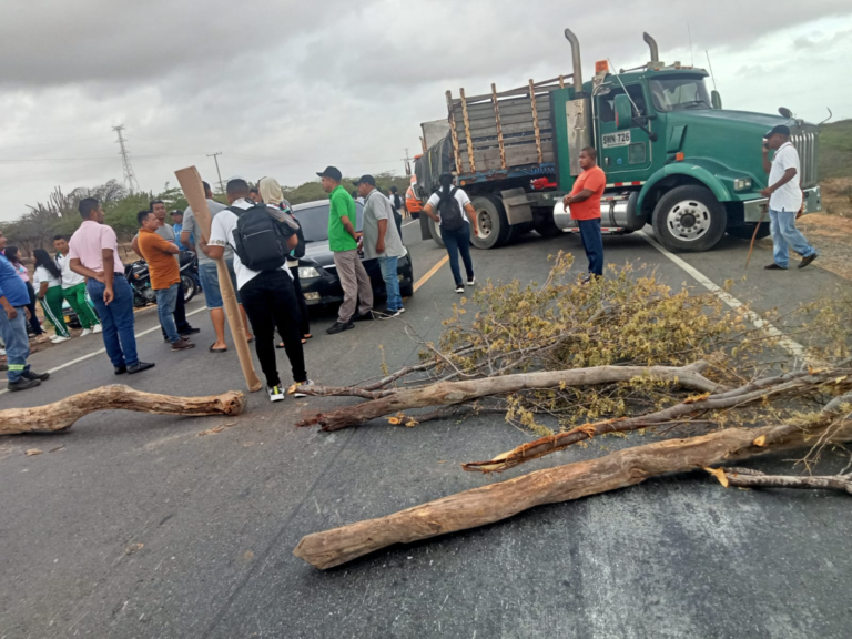 Bloqueo en vía Maicao–Riohacha tras muerte de indígena wayuu en accidente de tránsito
