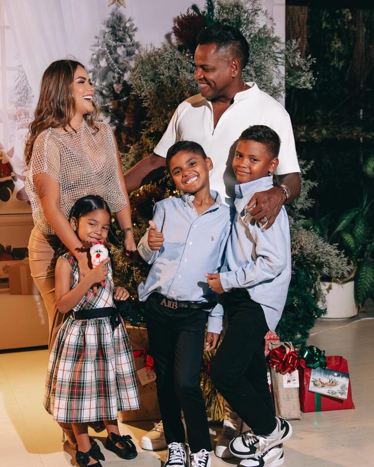 Omar Geles, al lado de su esposa Maren Garcia y sus tres hijos
