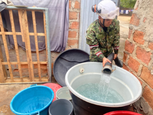 Ejército Nacional suministró 10 mil litros de agua potable al barrio Majayura en Riohacha