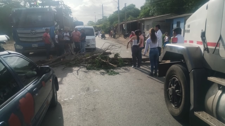 Habitantes del barrio Villa Linda bloquearon vía nacional en Cuestecitas por falta de agua y mal estado de las calles
