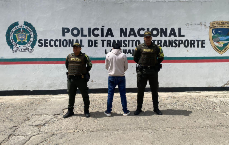 Detienen a dos motociclistas por portar licencias de conducción falsas en vías de La Guajira