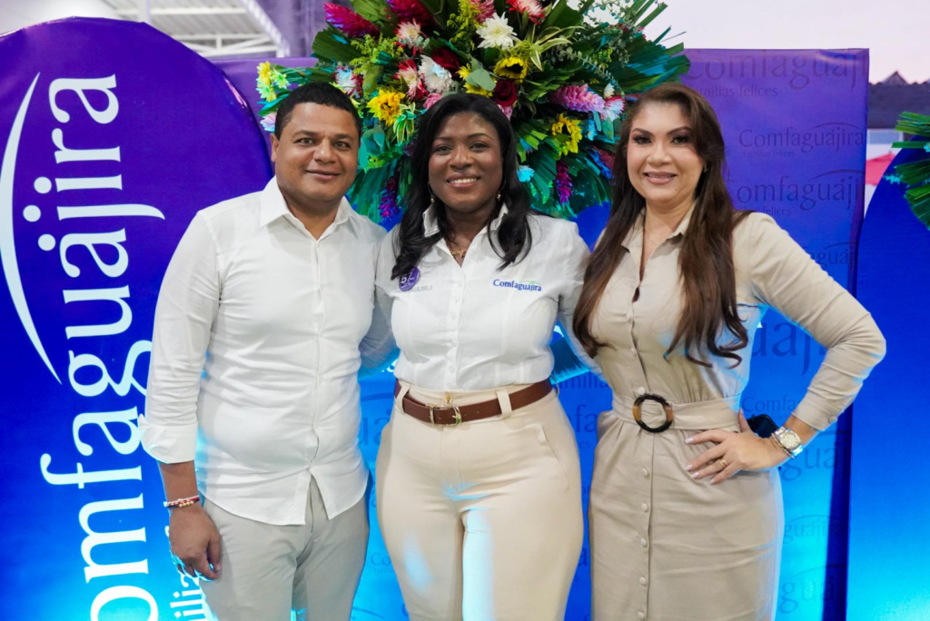 Alcalde de Riohacha, Genaro Redondo Choles, Diana Tello Córdoba, directora administrativa de Comfaguajira y Claudia Mendoza, gestora social del Distrito.