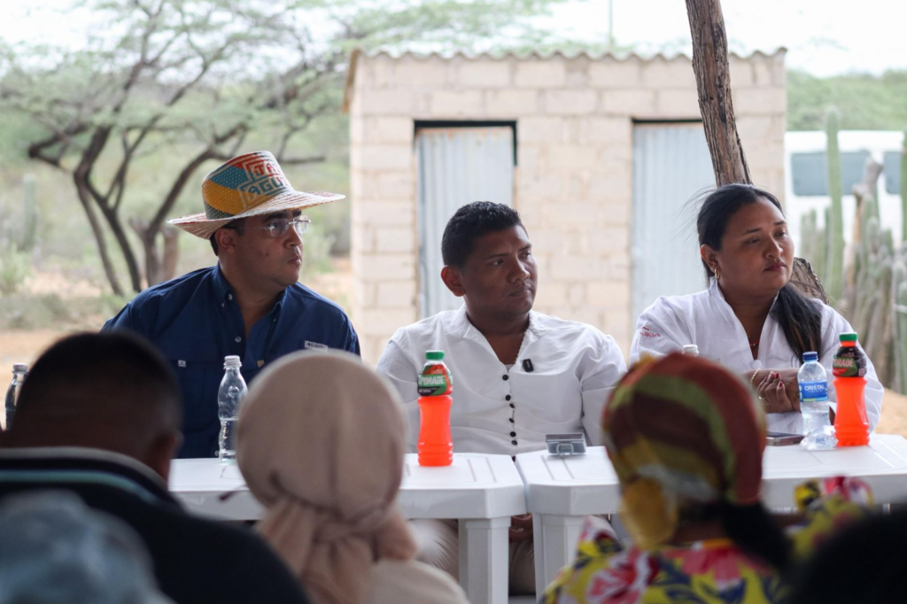 Comunidad de Las Piedras entrega lote al gobernador Aguilar para que Air-e construya la subestación y se terminen las fluctuaciones en Uribia y Manaure