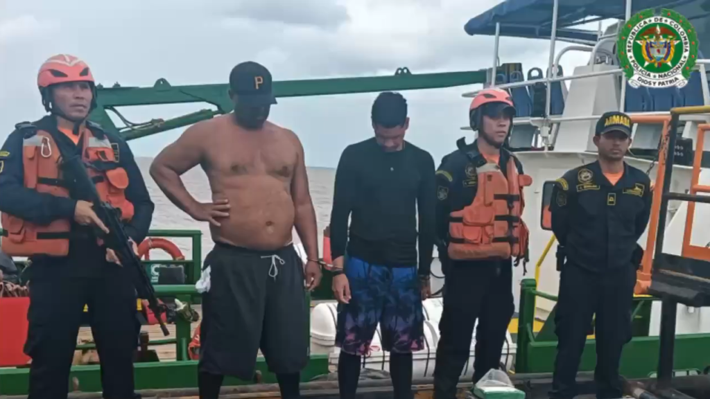 Policía, Armada y DEA incautaron 511 kilos de cocaína en una lancha que navegaba por Puerto Bolívar: 2 capturados