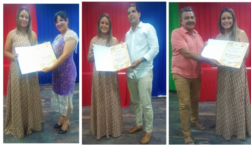 Entrega del reconocimiento por parte de la Gestora Social; Olga Boscan, a Lizeth López España; autora de “El ímpetu en Tus Ojos”, Luis Romero Maestre; autor de “Anairú”, y a Julio Manuel Larios; autor de “En Busca de Mis Huellas”, en representación de la Alcaldía de Maicao.