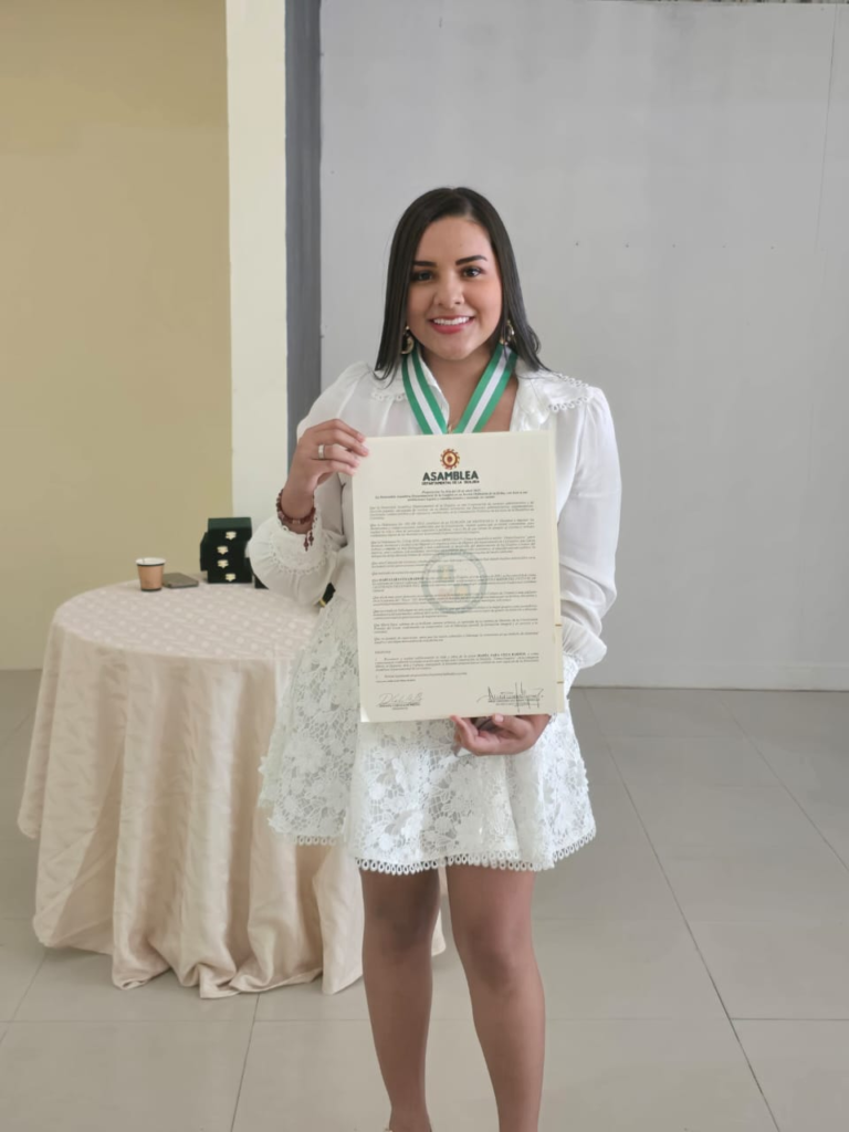 María Sara Vega, la única reina vallenata nacida en La Guajira, recibe la Medalla Dama Guajira de la Asamblea Departamental