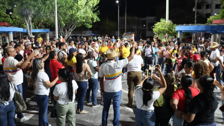 Docentes realizaron velatón en las inmediaciones del parque Simón Bolívar en Riohacha