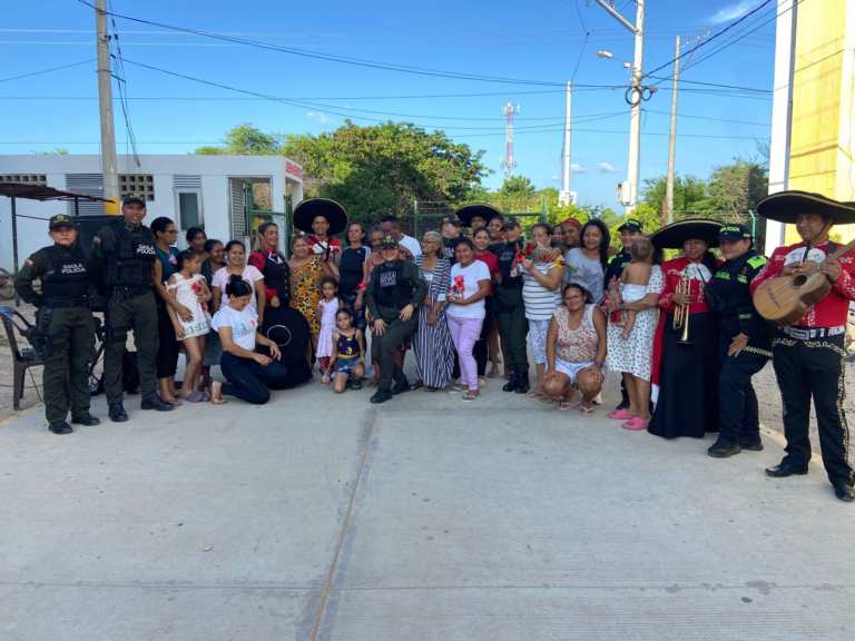 Más de 200 madres del barrio Balcones del Palá recibieron homenaje del Gaula de la Policía en el Día de las Madres