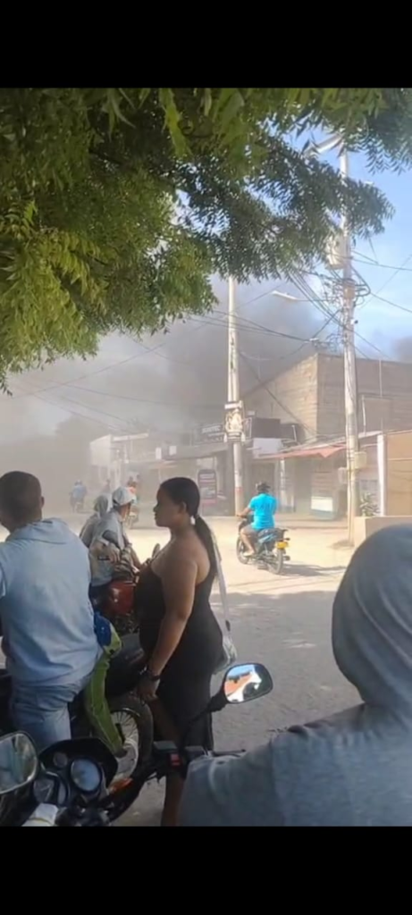 Evacúan a 27 niños por incendio en CDI del barrio 15 de Mayo en Riohacha