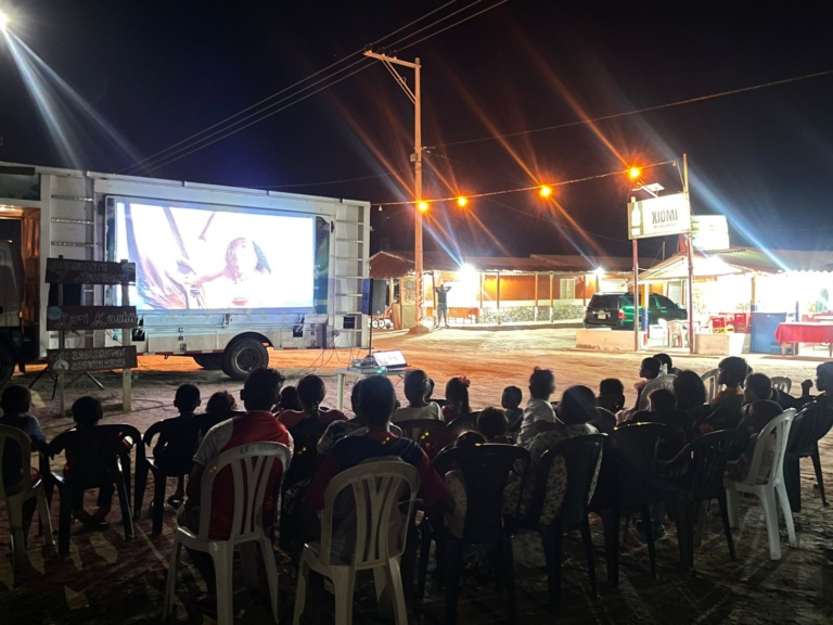 Exitosa fue la noche de cine ambiental en el Cabo de la Vela, en jurisdicción de Uribia