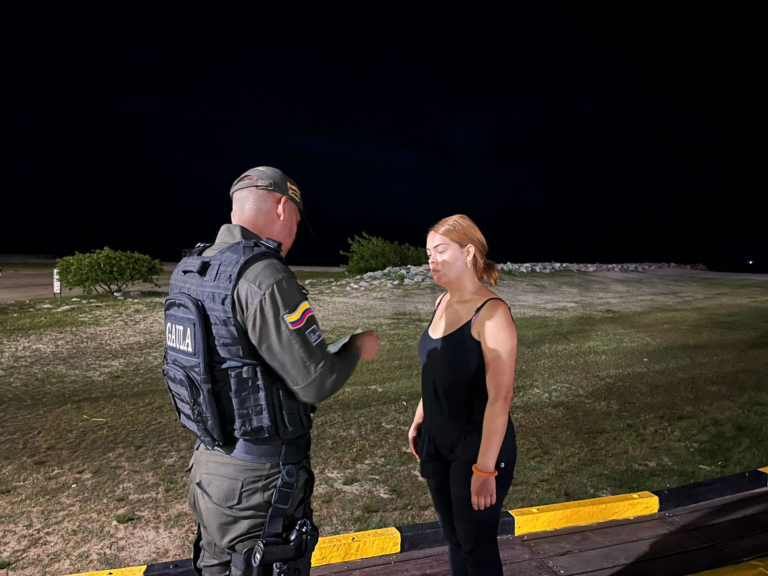 Gaula Guajira realiza jornada preventiva nocturna dirigida a turistas y ciudadanos en Riohacha