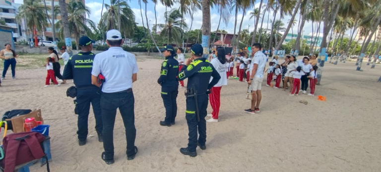 Policía Nacional acompaña jornada de integración familiar del Centro Educativo Gabriela Mistral en las playas de Riohacha