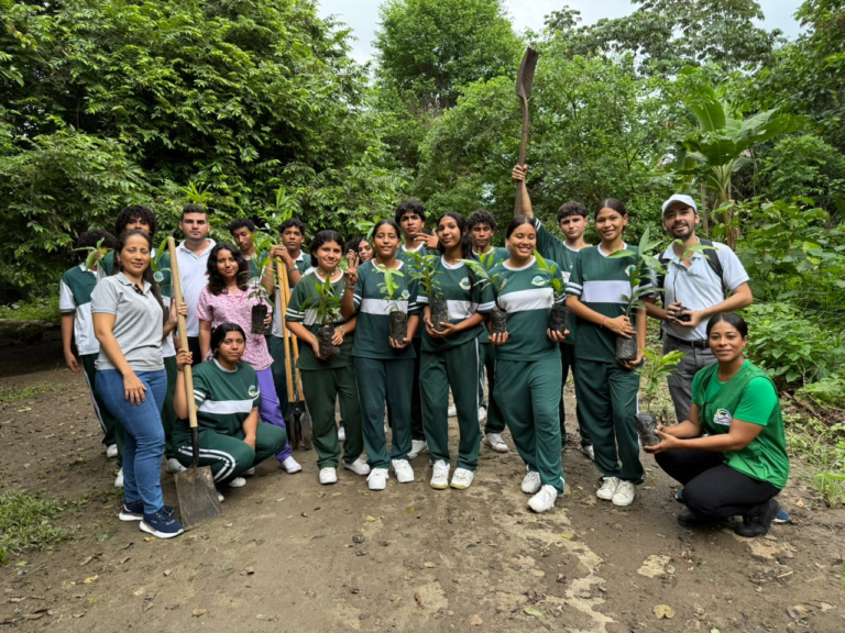 120 árboles fueron sembrados en el corregimiento de Palomino, en Dibulla