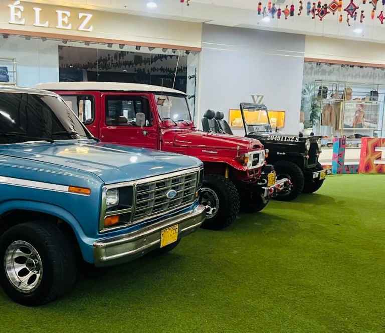 Exitosa exhibición de autos clásicos en centros comerciales de Riohacha