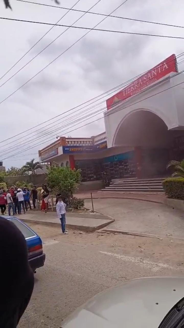 Incendio en el centro comercial Tierra Santa se originó en el sótano