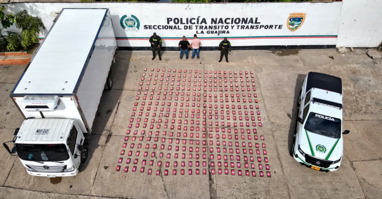 Decomisan 377 kilos de cocaína ocultos en furgón; hay dos capturados