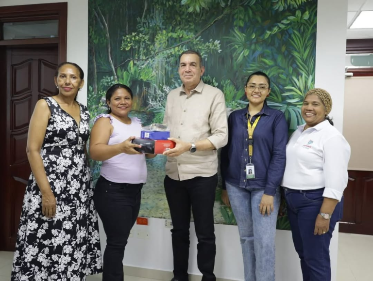 Corpoguajira fortalece vigilancia ambiental con entrega de equipos tecnológicos a guardianes de áreas protegidas