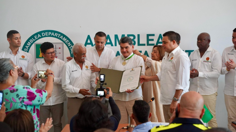 Asamblea de La Guajira impone la Medalla Luis Antonio Robles al procurador general Juan Gregorio Eljach Pacheco