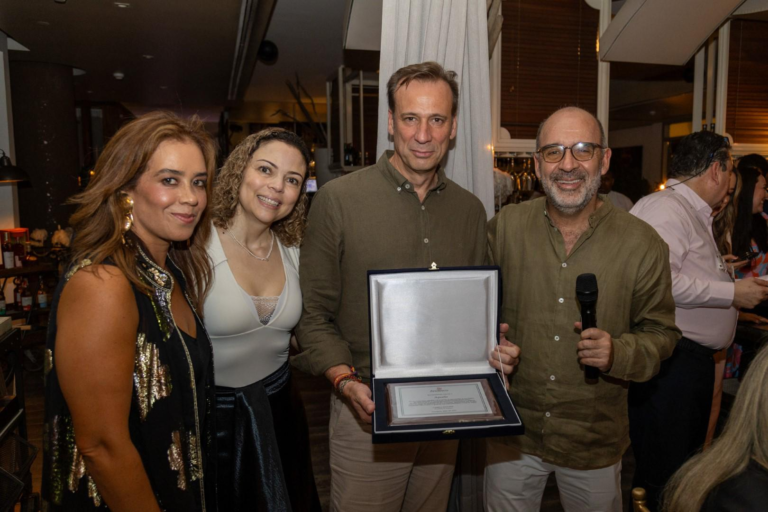 De izquierda a derecha, por Aqualia: -Angélica Rangel, directora jurídica LATAM. -Angélica Arbeláez, jefa de unidad de gestión. -Ignacio de Ulíbarri, director de Comunicación, Marca y Asuntos Públicos para LATAM. Junto a Camilo Sánchez, presidente de Andesco, durante el Congreso Andesco 2025.