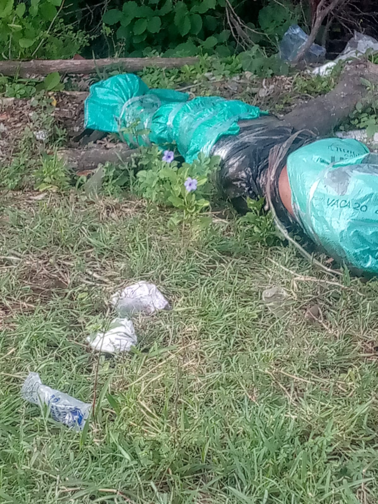 Hallan a hombre baleado y amarrado dentro de lona y plásticos en la salida de Albania
