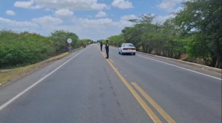 Hombres con brazaletes quemaron llantas y arrojaron grapas en la Troncal del Caribe