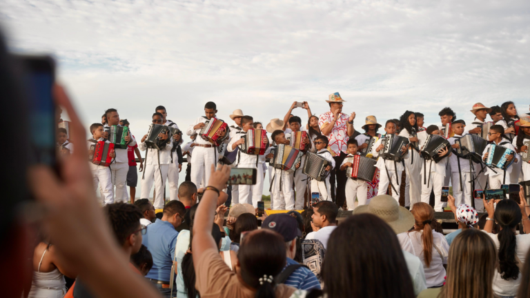 Más de cien acordeoneros llenaron de vallenato el muelle de Riohacha para celebrar el aniversario del departamento