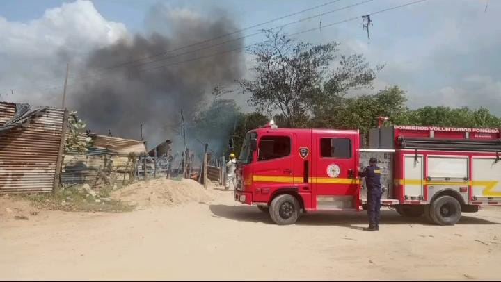 Tres viviendas resultaron afectadas por incendio en sector de invasión en Fonseca
