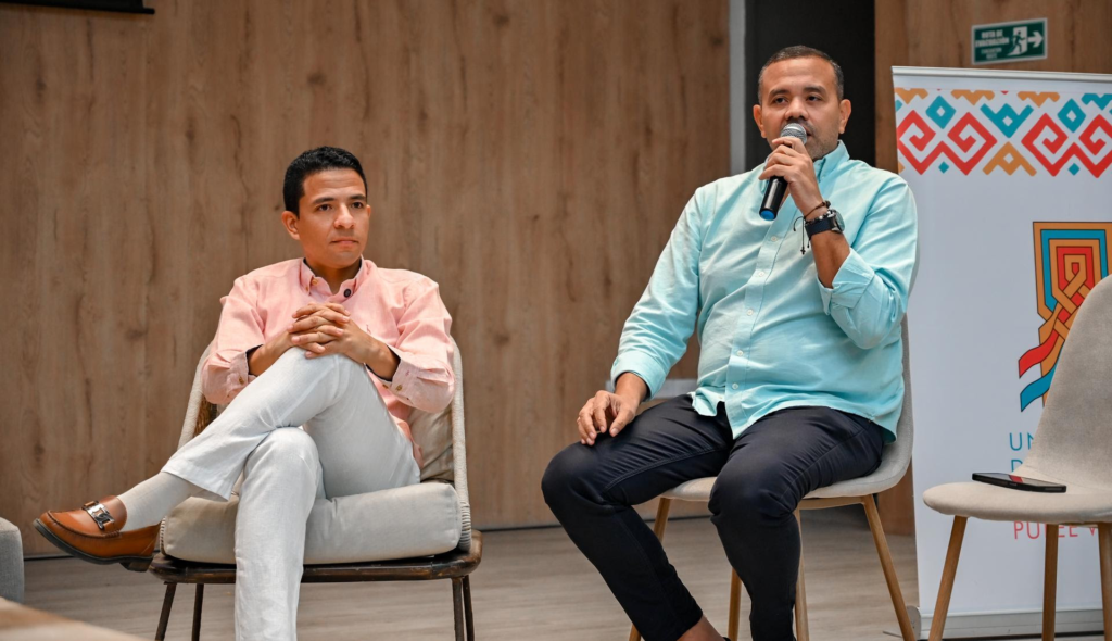 Carlos Mario Márquez López, vicerrector de Investigación y Extensión de Uniguajira, y Misael Velázquez Granadillo, secretario de Gobierno departamental, en su intervención durante el foro