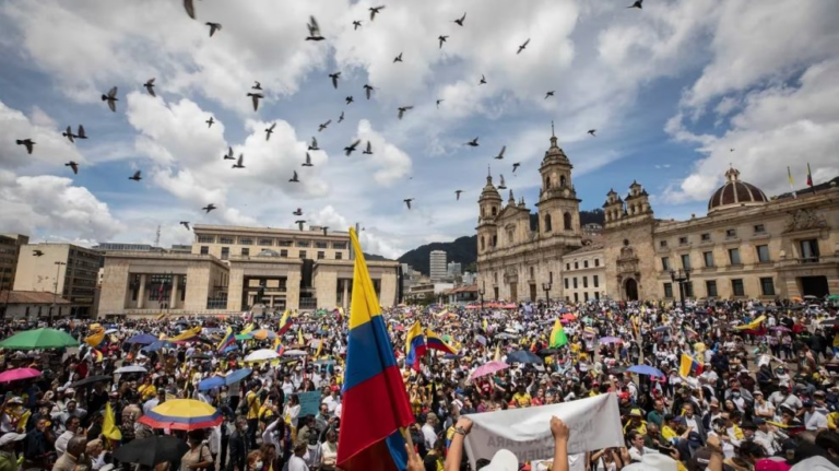 Las instituciones salvarán la democracia