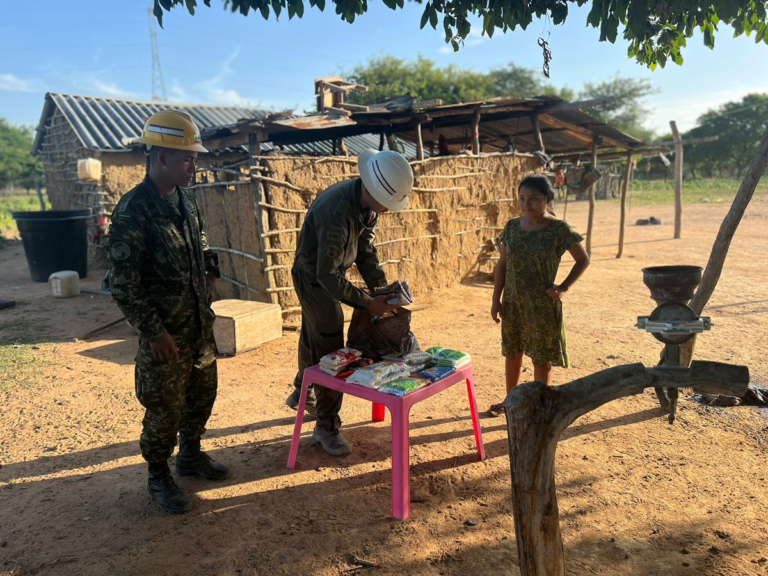 Ejército Nacional adelantó entrega de ayudas a comunidad indígena de Manaure, norte de La Guajira