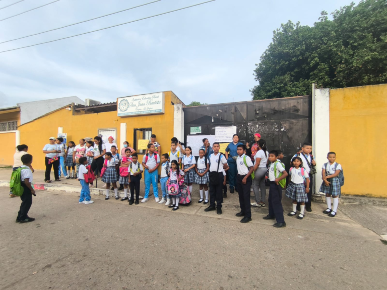Padres y estudiantes protestan por suspensión del transporte escolar en zona rural de Riohacha