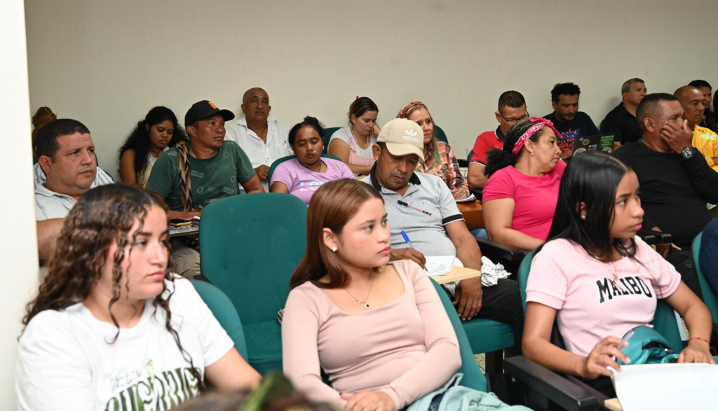 Firmantes recibiendo su formación en energías renovables