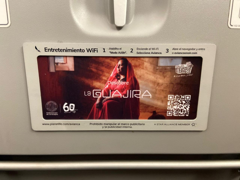 La Guajira empieza a mostrarse como destino turístico en escenarios antes impensables: imagen publicitaria en vuelos de Avianca