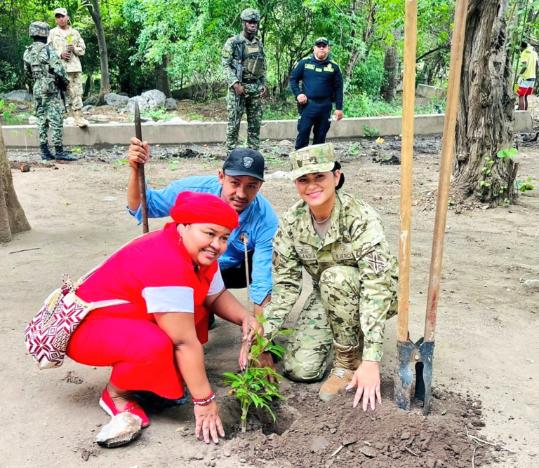 En área rural de Hatonuevo autoridades realizaron la siembra de 2 mil árboles