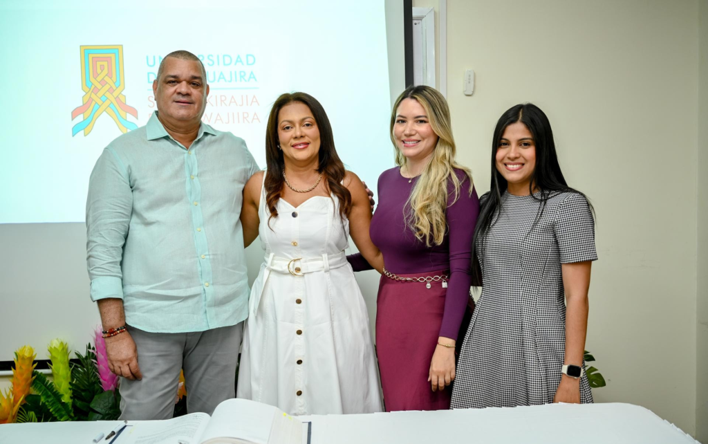El rector, Carlos Arturo Robles Julio, junto a directivos y docentes de la Universidad de La Guajira