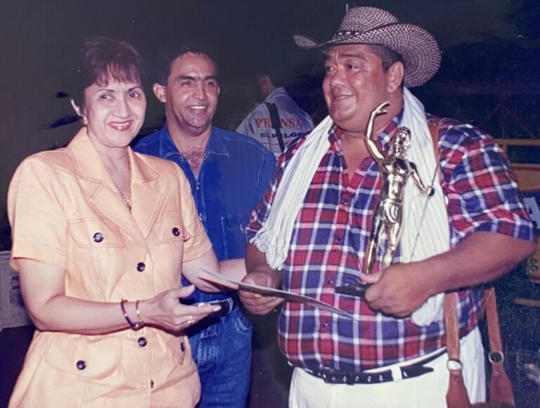 Consuelo Araujonoguera y Wiston Muegues, en la entrega del premio como ganador del concurso de la Canción Vallenata Inédita