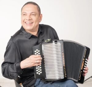 Gonzalo 'El Cocha' Molina, continúa escribiendo su propia historia musical