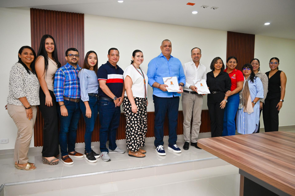 Representantes de las facultades de Ciencias de la salud, Ciencias Básicas y Aplicadas e Ingeniería, junto al Rector de Uniguajira y el director del PMA