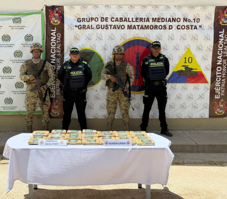 Ejército incauta 28 paquetes de marihuana abandonados por ocupantes de motocicleta en zona rural de Maicao