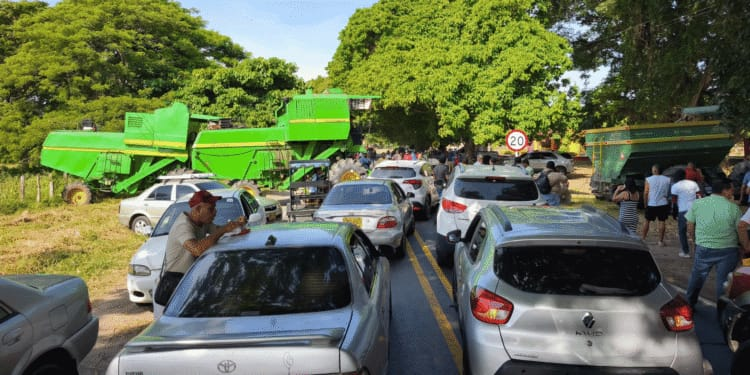 Arroceros bloquearon vía nacional en Fonseca en respaldo a protesta del sector a nivel nacional