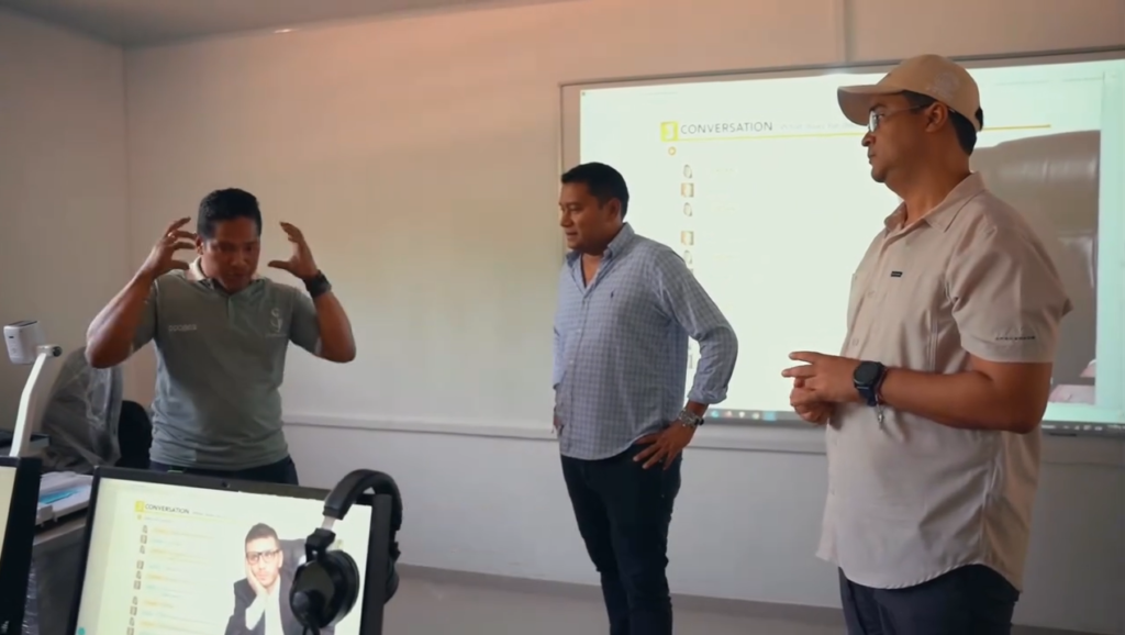 Gobernador Jairo Aguilar y alcalde de Maicao entregan aulas interactivas a instituciones educativas
