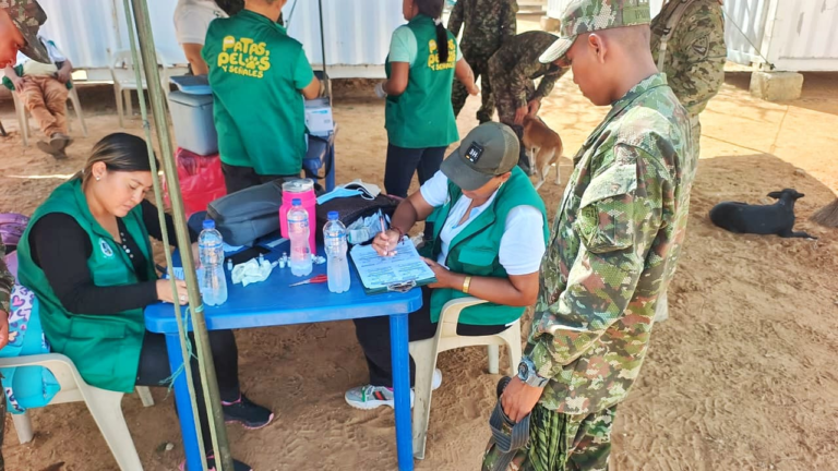 Ejército Nacional y Secretaría de Salud de La Guajira desarrollan jornada de bienestar animal y apoyo comunitario en la Alta Guajira