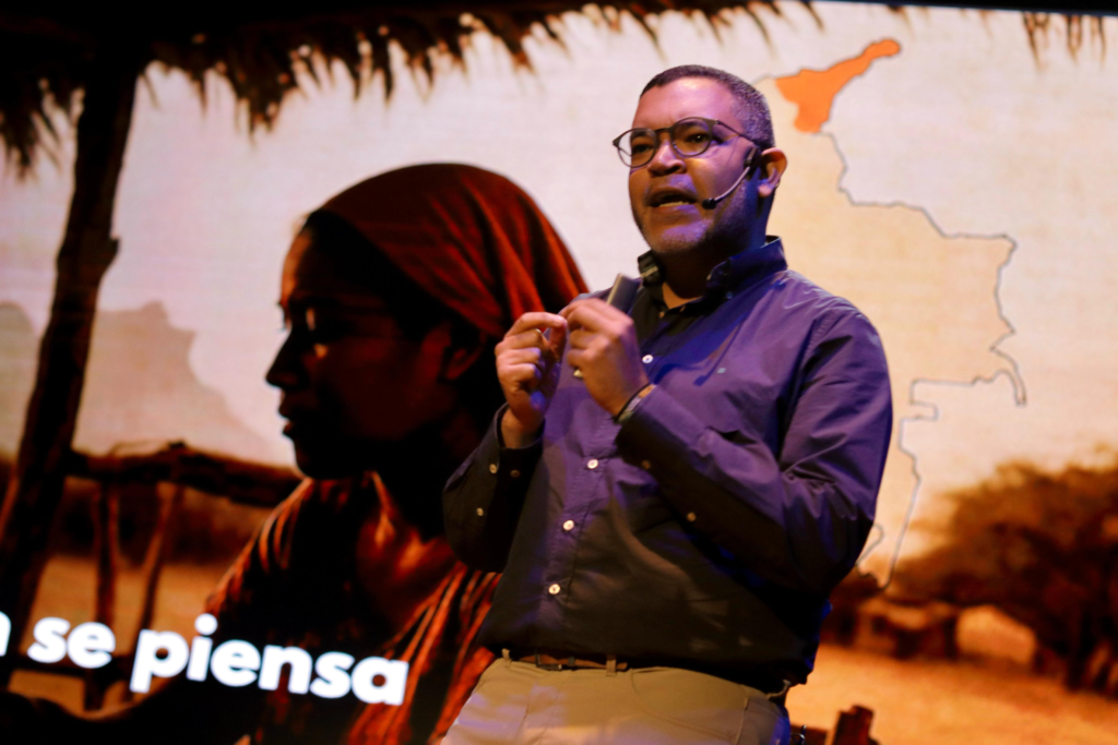 La Guajira resonó en el Atlántico: Víctor Manuel De Luque Vidal llevó la sensibilidad estratégica al escenario TEDx