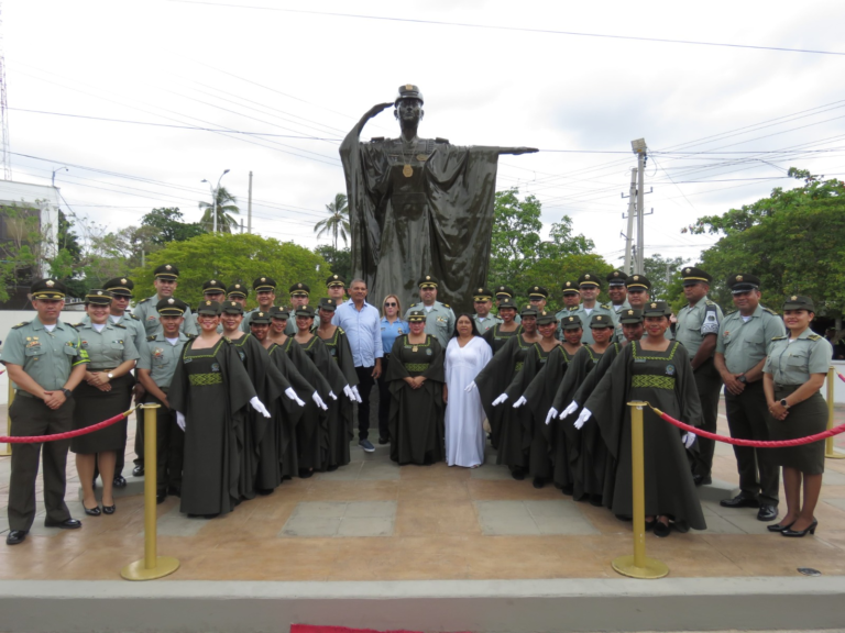 Develan monumento en honor a la Mujer Policía Indígena en Riohacha, en el marco del aniversario #60 del Departamento de Policía Guajira