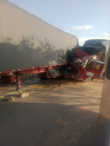 Camión y tractocamión colisionaron en vía nacional al sur de La Guajira