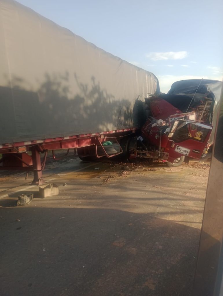 Camión y tractocamión colisionaron en vía nacional al sur de La Guajira