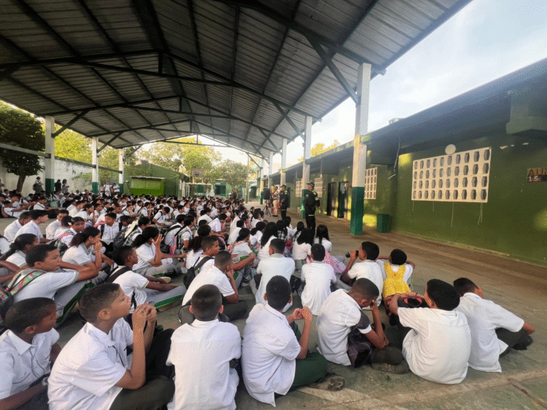 Policía Nacional promueve uso responsable de redes sociales en colegios de Riohacha